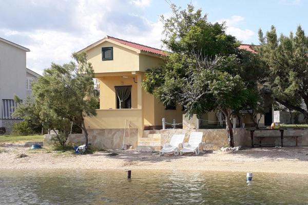 Apartments by the sea Dinjiska, Pag - 9386, Book Apartment Kvarner Hotels with a Parking, Parking