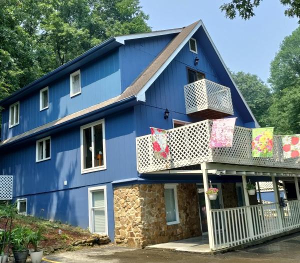 Lil Black Bear Inn, Prenota Bed & breakfast Hotel a Indiana con parcheggio, Parcheggio