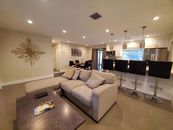 Lakefront Vacation Home - Sleeps 8, Buchen Sie Ferienhaus Villen in Florida, Villa
