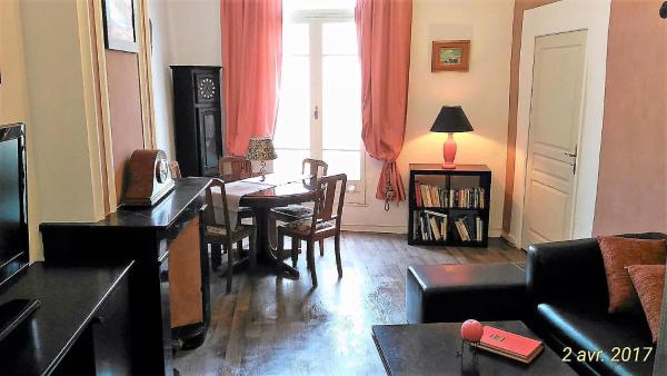 Au QUATRE, 2em étage centre historique, Réserver Maison de vacances Hôtels à Hérault avec parking, Parking