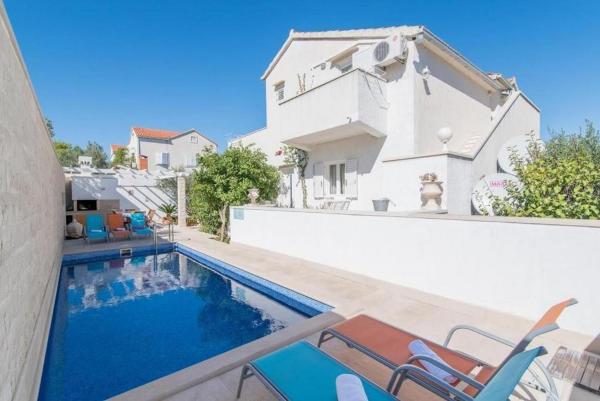 Family friendly apartments with a swimming pool Supetar, Brac - 16774, Prenota Appartamento Hotel con piscina a Croatian Islands, Piscina