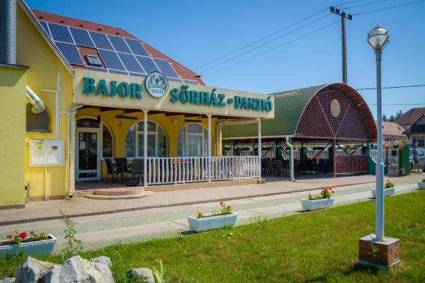 HBH Bajor Sörház Sólyomfészek Panzió, Buchen Sie Bed & Breakfast Hotels in Nordungarn mit Parkplatz, Parkplätze