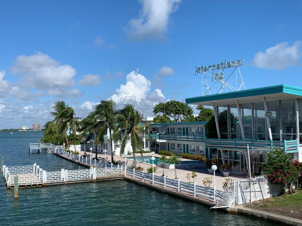 International Inn on the Bay, Buchen Sie Hotel Hotels in Agat mit Parkplatz, Parkplätze