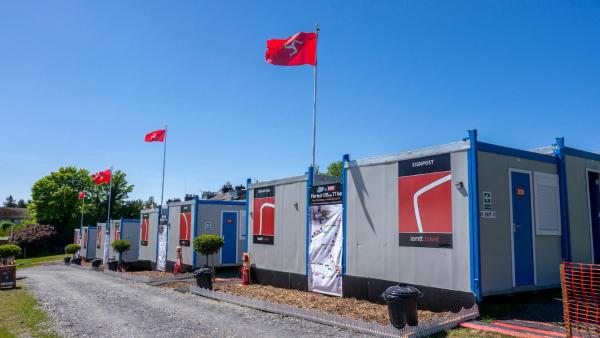 IOMTT Village at Isle of Man TT, Buchen Sie Zelt-Lodge Hotels in Isle of Man mit Parkplatz, Parkplätze