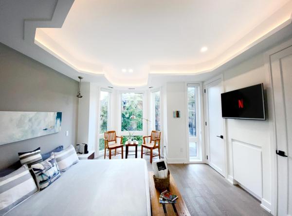 Elegant Downtown Home, Réserver Séjour chez l'habitant Hôtels à Ontario avec parking, Parking