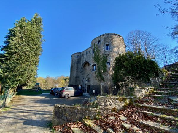 Châtelet de Barbençon, Buchen Sie Ferienwohnung Hotels in Wallonien mit Parkplatz, Parkplätze