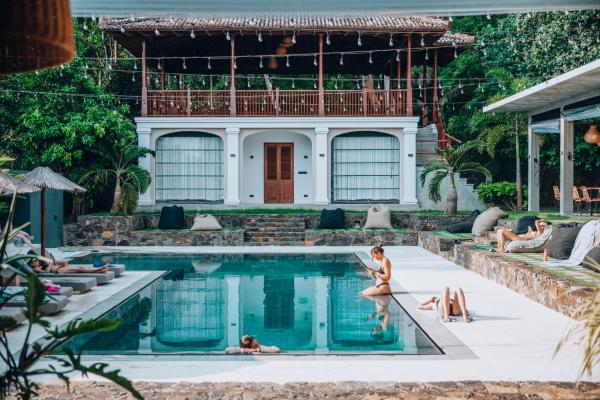 The Salty Pelican Yoga & Surf Retreat, Reserva ahora Hotel Hoteles con piscina en Dikwella, Piscina