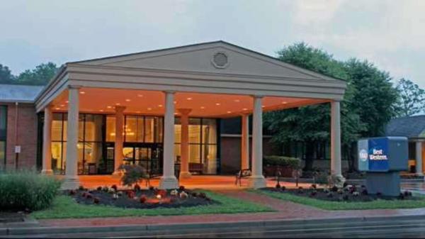 Best Western Williamsburg Historic District, Buchen Sie Hotel Williamsburg Virginia, in der Nähe von Redoubt Park
