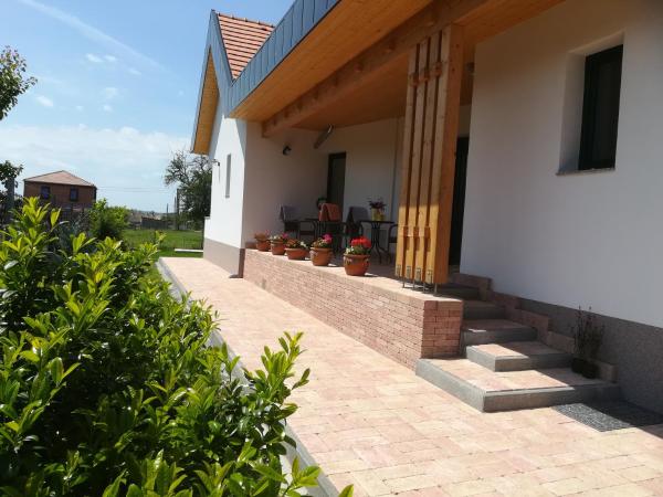 Edina Vendégház-Gyenesdiás, Réserver Appartement Hôtels à Western Transdanubia avec parking, Parking