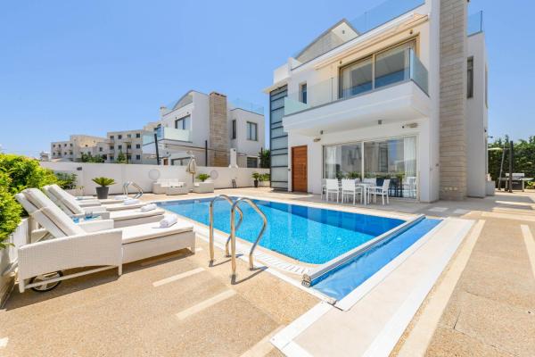 Mare Lombardi Villa