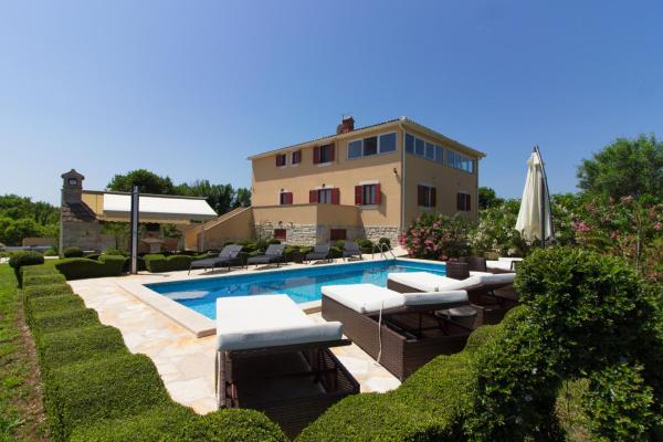 Beautiful villa Divina with large pool, sauna & hydrommassage near Pula, high level of privacy, Reserva ahora Villa Šišan Pula