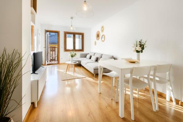 Apartamento de montaña y ESQUÍ en el Pirineo Aragonés, Villanúa - WIFI, Book Apartment Aragon Hotels with a Pool, Swimming Pool