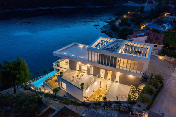 Beachfront Villa Extravaganza with Infinity Pool, Buchen Sie Villa Hotels in Gespanschaft Split-Dalmatien mit Parkplatz, Parkplätze