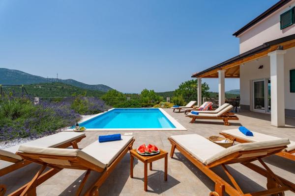 Villa Belina: 4 ensuite bedrooms, game room, heated pool, sauna & gym, Buchen Sie Villa Hotels in Gespanschaft Split-Dalmatien mit Pool, Schwimmbad