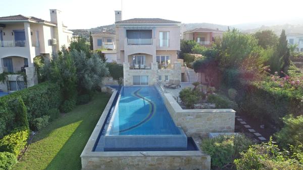 Beach Villa Olivia, Reserva ahora Villa Hoteles en Neo Chorio con aparcamiento, Aparcamiento