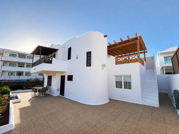 3BR Beach House - Solarium & Shower Terrace, Prenota Villa Puerto del Carmen 