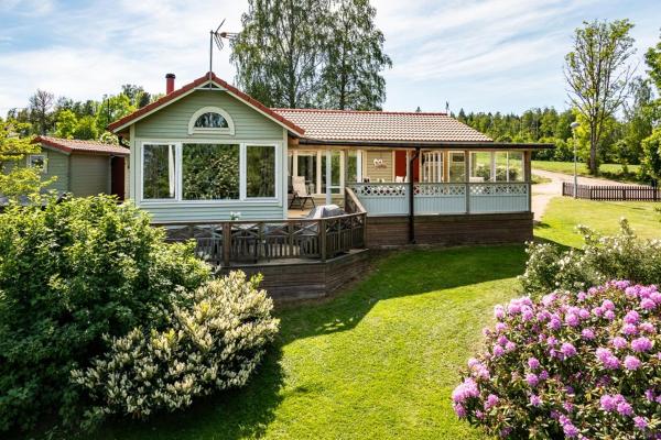 Luxury Villa by lake welcome you, Prenota Villa Hjo 