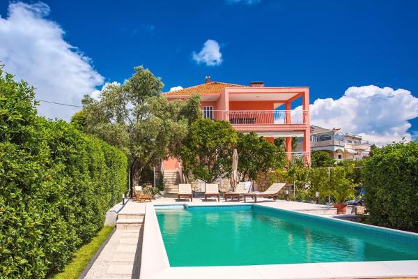 Villa Dawn, Buchen Sie Villa Hotels in Gespanschaft Split-Dalmatien mit Parkplatz, Parkplätze