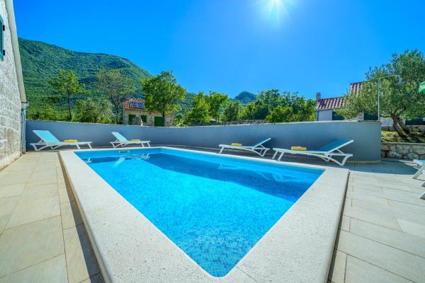 Your Ideal Haven for Serene Relaxation Villa Roglić near Baška Voda