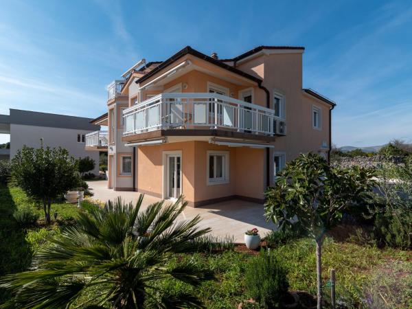 Apartment Villa Nikaroni-3 by Interhome, Buchen Sie Ferienwohnung Hotels in Gespanschaft Split-Dalmatien mit Parkplatz, Parkplätze