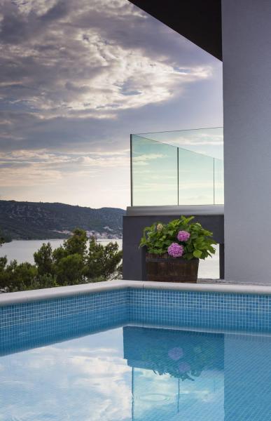 Villa Regina with heated pool and sea view, Buchen Sie Villa Hotels in Gespanschaft Split-Dalmatien mit Pool, Schwimmbad