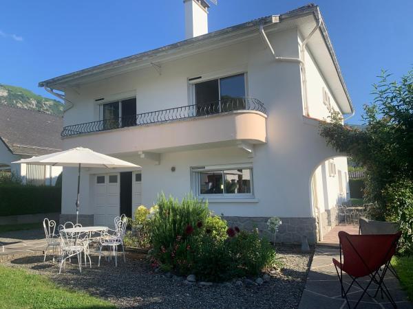 Villa de charme jardin vue sur montagnes rénovation 2026, Book Vacation Home Hotels in Pyrenees National Park with Parking, Parking