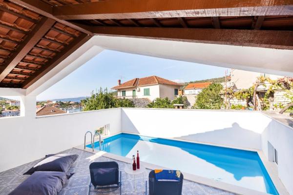 Villa Dororeja, Book Vacation Home Hotels in Split Region with a Pool, Swimming Pool