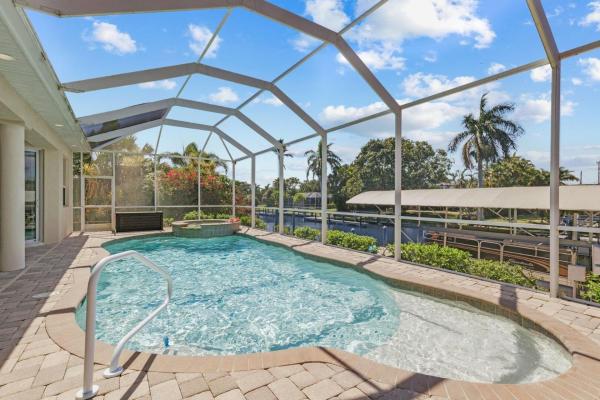 Luxury Waterfront Direct Gulf access - Walk to Beach & Bikes - Villa Coral Mist - Cape Coral, Prenota Casa vacanze Hotel SPA a Florida, SPA