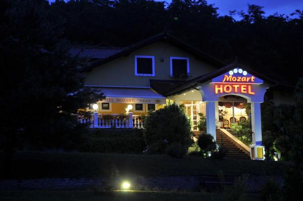 Hotel Mozart, Reserva ahora  Hoteles en Slavonia con aparcamiento, Aparcamiento