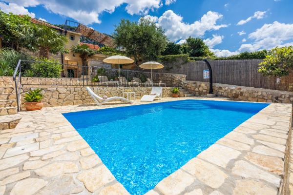 Villa Cocoon - Vacation Home with Heated Pool & Garden, Buchen Sie Villa Hotels mit Pool in Kvarner-Bucht, Schwimmbad