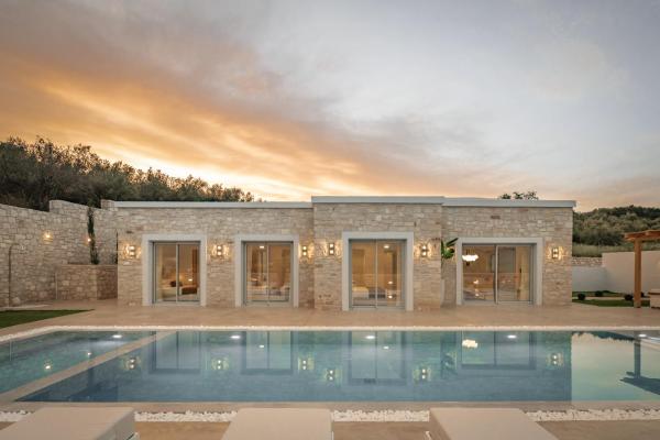 Ayali Villa I, a divine luxury homestay, By ThinkVilla, Prenota Villa Hotel a Lavris con piscina, Piscina
