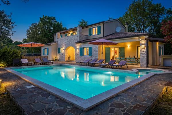 Villa Martha in Central Istria with private pool - wellness & table tennis for 12 persons, Reserva ahora Villa Hoteles en Istria central con piscina, Piscina