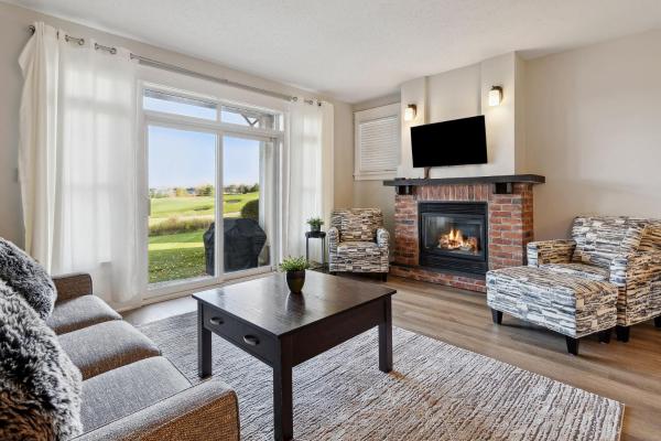 2 Bedroom Condo only steps to the Village, Prenota Chalet Cottage a Ontario, Cottage