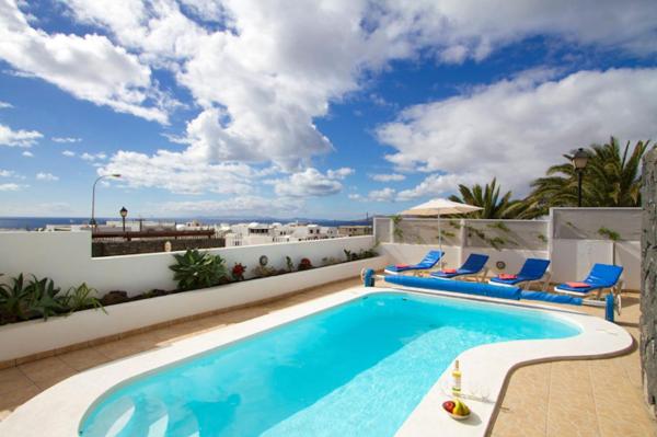 Charming Los Mojones Villa 3 Bedrooms Child Friendly Pool Villa Lise Short Walk To Old Town Puerto Del Carmen, Prenota Villa Hotel a Isole Canarie con piscina, Piscina