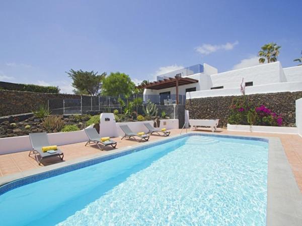Modern Villa In Los Mojones 4 Bedrooms Large Heated Pool Villa Mojones Puerto Del Carmen, Prenota Villa Hotel a Isole Canarie con piscina, Piscina