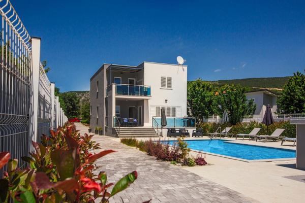 Mandalina HR Luxury Villa with Private Pool, Tennis Court and Boccie Alley, Buchen Sie Villa Hotels in Gespanschaft Split-Dalmatien mit Pool, Schwimmbad