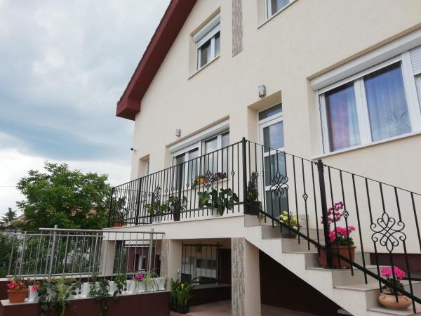 Villa Heuréka, Buchen Sie Bed & Breakfast Hotels in Fejer mit Parkplatz, Parkplätze