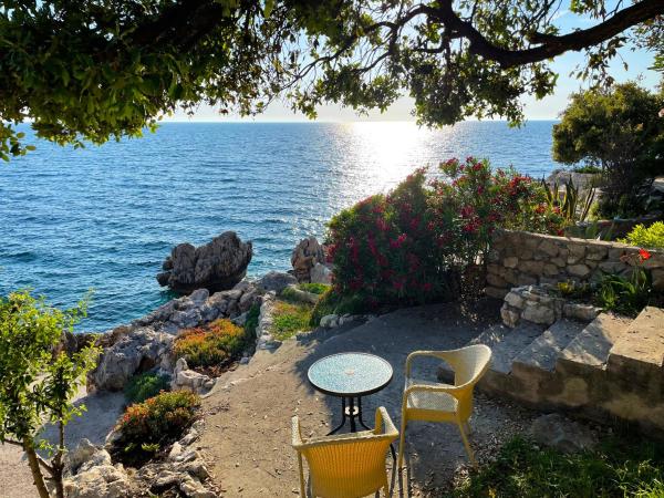 Family Seaside Holm Oak Villa with Private Rocky Beach, Buchen Sie Villa Utjeha Bar County