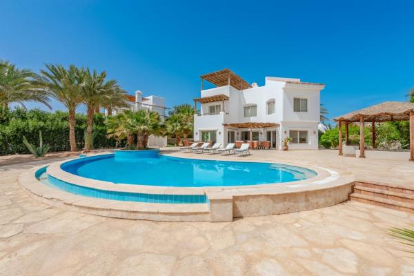 Beautiful 4 bedroom White Villa with Heated Pool, Prenota Villa Hotel con piscina a Mar Rosso, Piscina