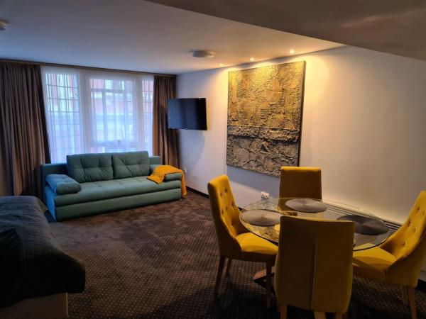 City Center Apartmanház, Buchen Sie Ferienwohnung Hotels in Nordungarn mit Parkplatz, Parkplätze