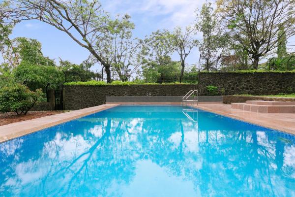 Pura Vida by StayVista - A hill-view villa with Modern interiors & Swimming pool, Réserver Villa Hôtels à Maharashtra avec piscine, Piscine
