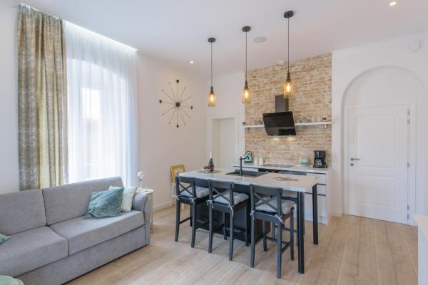 Arcus Apartment with beautiful terrace, Prenota Appartamento Splitska 
