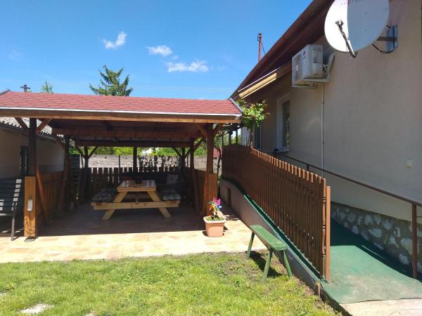 Otelló Nyaraló, Buchen Sie Ferienhaus Hotels in Nordungarn mit Parkplatz, Parkplätze