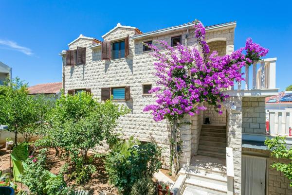 Apartments with a parking space Supetar, Brac - 5670, Prenota Appartamento San Pietro di Brazza 