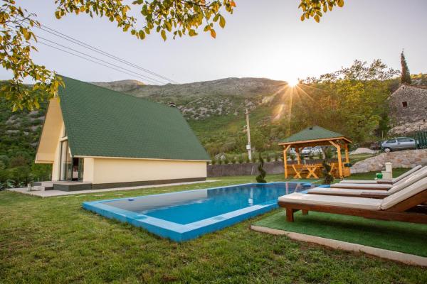 Cozy House Ostrog, Buchen Sie Ferienhof Hotels in Niksic mit Parkplatz, Parkplätze