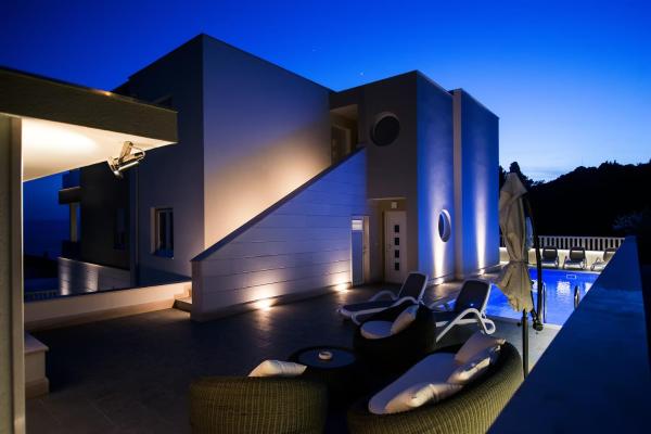 Family friendly apartments with a swimming pool Makarska - 19147, Buchen Sie Ferienwohnung Hotels in Gespanschaft Split-Dalmatien mit Pool, Schwimmbad