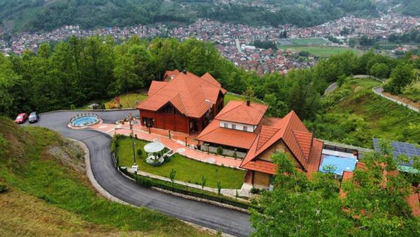 "Naše Brdo" - Ivanjica, Buchen Sie Villa Hotels in Ivanjica mit Parkplatz, Parkplätze