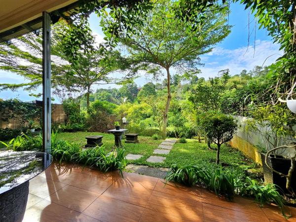 The Wiltshire Dago Pakar - Hillside Villa MAX 12 ORANG, Buchen Sie Ferienhaus Villen in Cimenyan, Villa