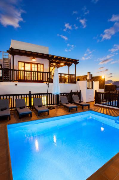Villa Vista Reina - Luxury 6 Bedroom - Heated Pool- Views - Pool Table - Vista Lobos - Playa Blanca, Prenota Villa Hotel a Isole Canarie con piscina, Piscina