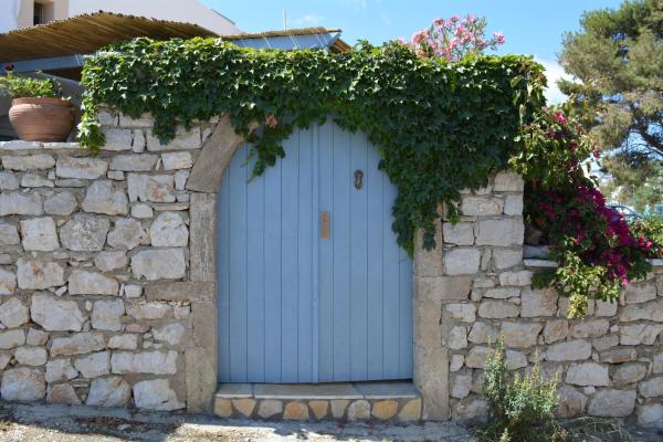 Volta Stonehouse Apartments, Book Apartment Frátsia Kythera